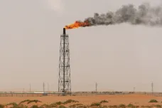 Útok na ropná zařízení Saúdské Arábie zvýší budoucí ceny o rizikový příplatek, soudí expert