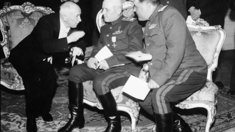 Prezident Beneš s maršály Koněvem a Malinovským krátce po osvobození na Pražském hradě