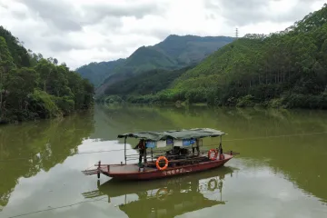 Převozník z národa Jao. Místní obyvatelé mu říkají lidský most
