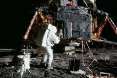 Apollo 12 se dostalo k Měsíci i přes velké potíže při startu