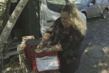 Ukrajinští pošťáci doručují dopisy i v neprůstřelné vestě