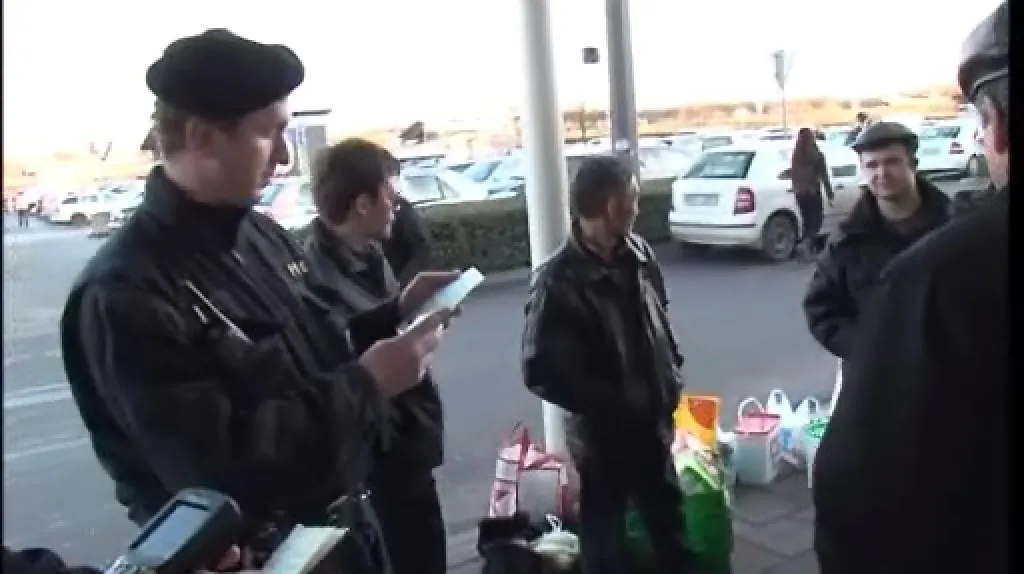 policisté kontrolují víza