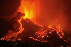 Sopka na španělském ostrově La Palma stále chrlí lávu, dalším lidem hrozí evakuce