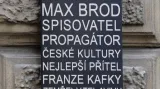 Pamětní deska Maxe Broda na jeho rodném domě