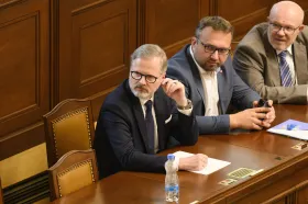 Sněmovna může o nedůvěře vládě opět jednat až do noci