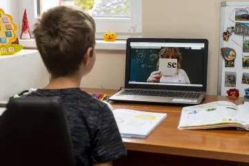 Hádky o děti nebo odmítání úkolů, rodiče během nouzového stavu volají častěji o pomoc