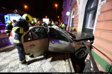Při nehodě v Karlíně vykolejila tramvaj a auto narazilo do domu, řidič vozu se vážně zranil