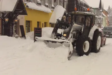 Série nehod uzavřela na hodinu zasněženou D5 na Tachovsku. Na severu země trvá kalamitní stav