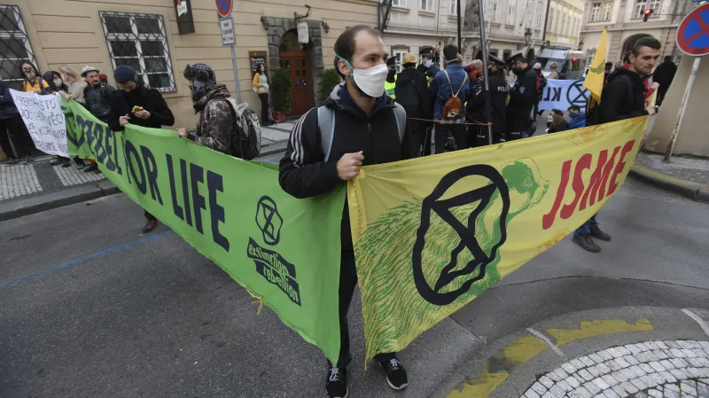 Aktivisté Extinction Rebellion v Thunovské ulici v Praze
