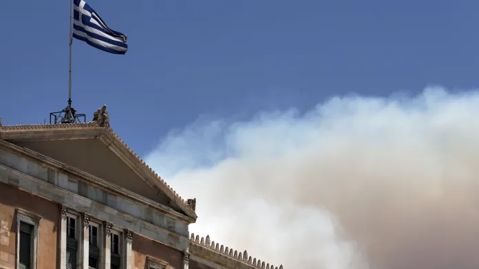 Řecký parlament a kouř z požárů v okolí Atén