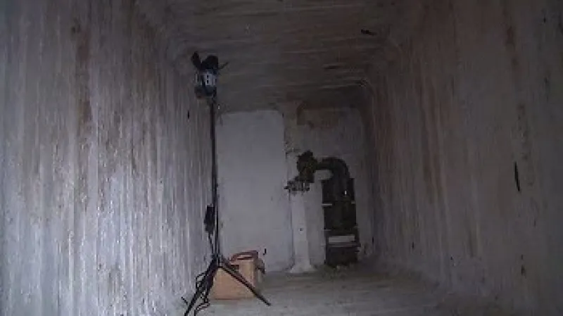 Šumavské pohraničí podle odhadů stále skrývá stovky utajených bunkrů, které byly vybudované v padesátých letech jako součást speciálního podzemního opevnění tehdy vzniklé \"železné opony\".