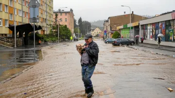 Rozvodněná řeka Ladecká v polské obci Ladek-Zdroj