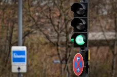 Tramvaj v křižovatce a autům svítí zelená. Semafory v Jablonci matou řidiče