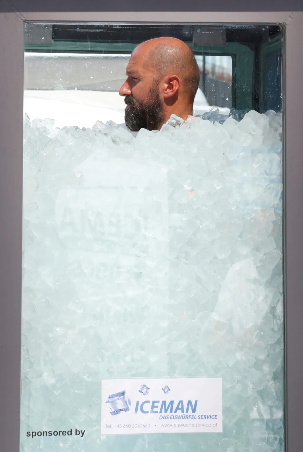 Rakouský otužilec Josef Koeberl se zahrabaný v ledu uvnitř skleněné kostky pokusil překonat světový rekord v setrvání v tomto prostředí bez oblečení