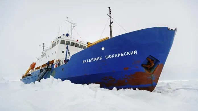 Loď Akademik Šokalskij zaklíněná v ledu