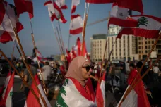 Libanonští politici budou brát poloviční plat. Davy demonstrantů přesto volají po demisi vlády