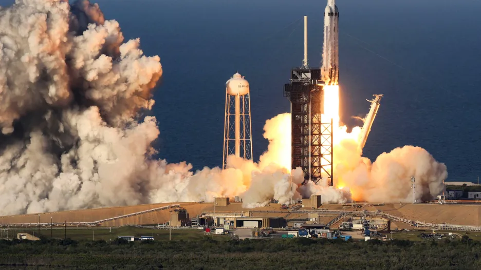 Raketa Falcon Heavy úspěšně absolvovala první komerční let