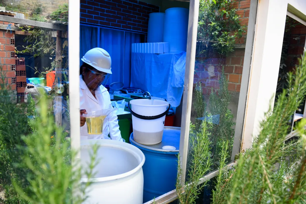 Snímek zachycuje proces oddělení zpracovaného oleje na výrobu pracího prostředku