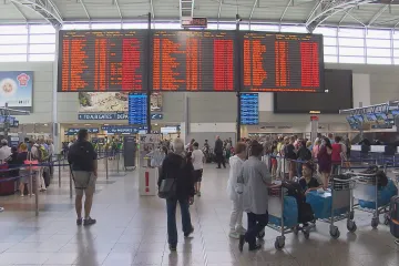 Provoz na Ruzyni komplikovala mlha a závada techniky, některé lety nabraly zpoždění