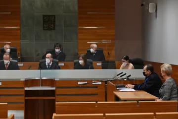 Za pití alkoholu v pracovní době snížil kárný senát státní zástupkyni plat o pětinu