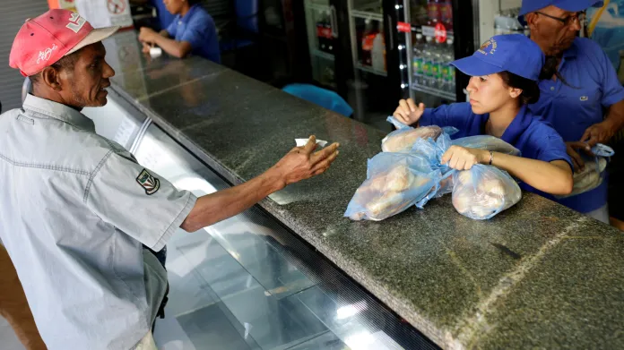 Prodej chleba v jednom z venezuelských pekařství