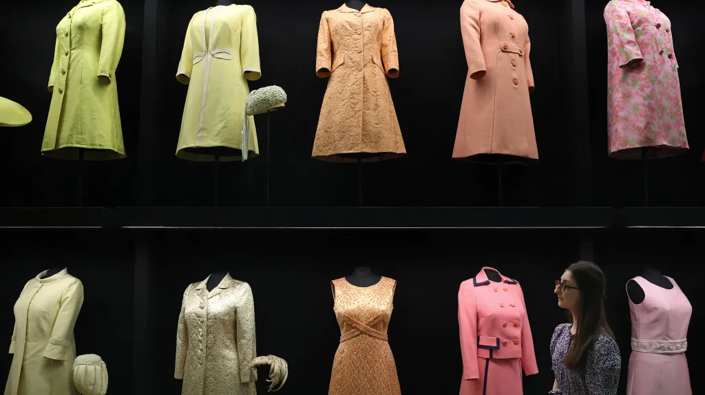 Předměty v sekci britského krejčovství na výstavě outfitů královny Alžběty II.