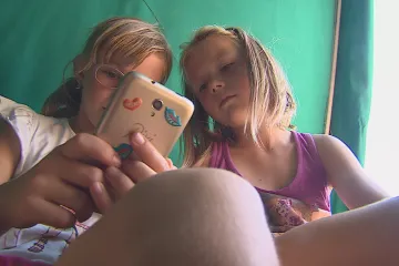 Výzkum: Zakazovat používání mobilů o školních přestávkách není potřeba