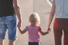 Sněmovna schválila zjednodušení rozvodů a úpravy péče o děti