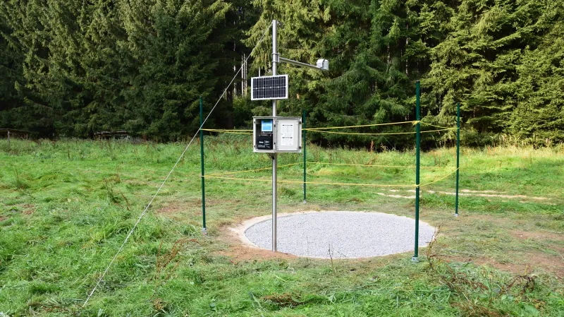 Automatické sněhoměrné stanice v létě a v zimě