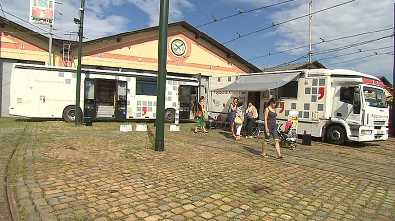 Všechny tři pražské bibliobusy se v den svého výročí sjely do střešovické vozovny