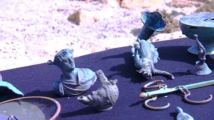 Bronzové sošky z pokladu nalezeného u břehu Caesareje