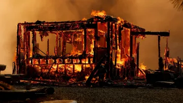Požár budovy nedaleko Forest Ranch v Kalifornii
