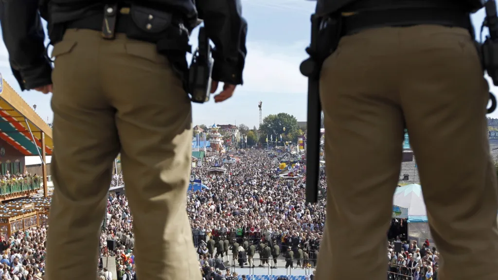 Policisté dohlížejí na konání Oktoberfestu