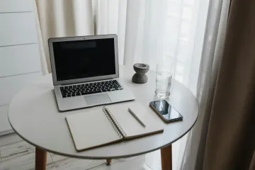 Energetici doporučují pracovat z domu, jezdit MHD a nelétat