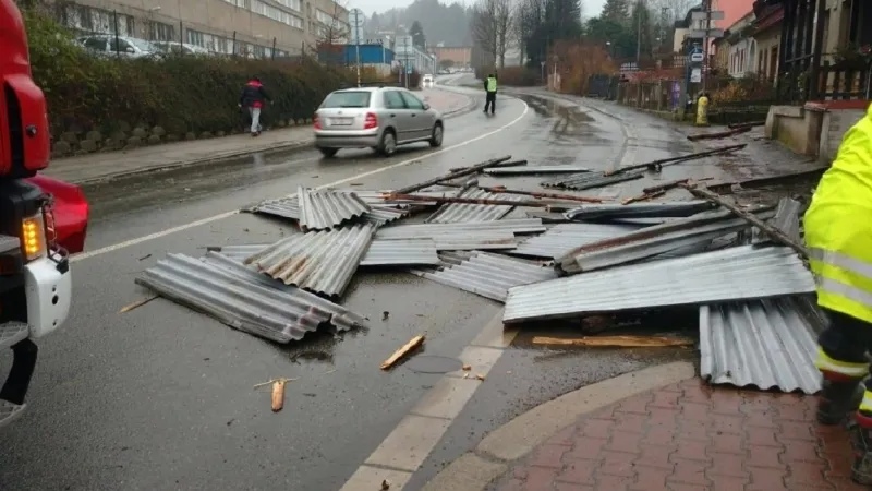 Plechy spadlé ze střechy třebovského pivovaru
