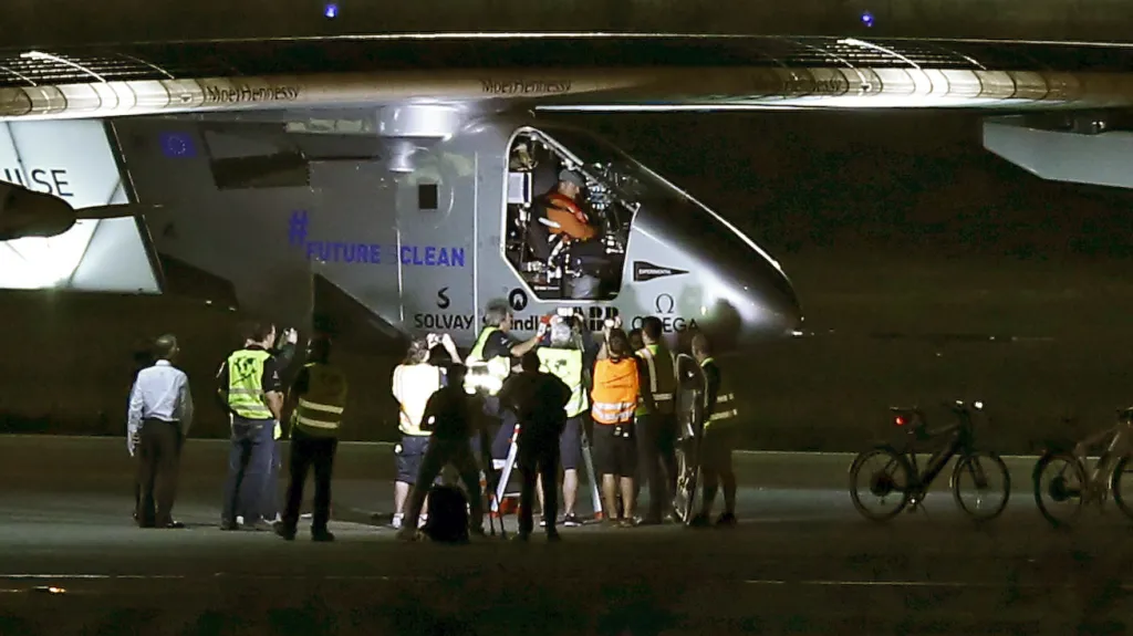 Solar Impulse po přistání na letišti v Nagoji