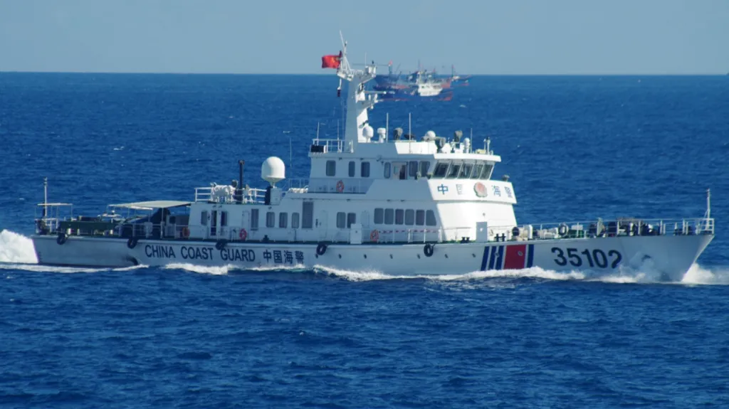 Čínská pobřežní stráž u sporných ostrovů ve Východočínském moři