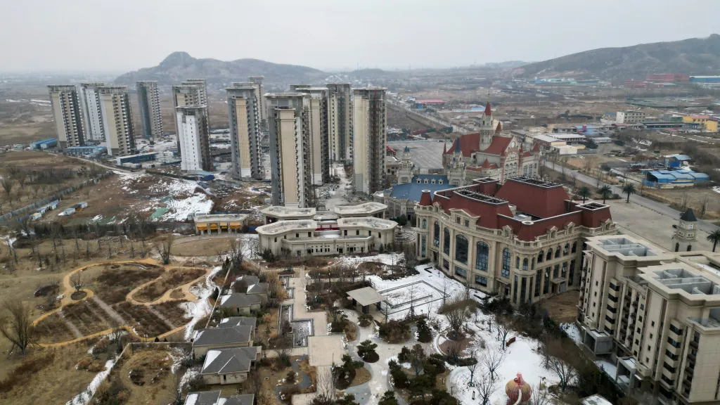 Nedokončené stavební projekty Evergrande ve městě Š’-ťia-čuang v Číně