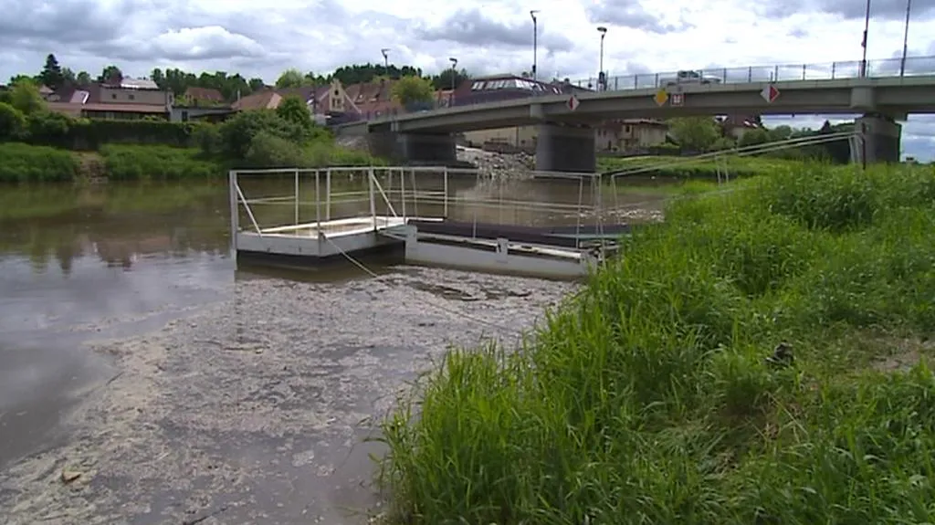 Znečištěná Vltava v Českých Budějovicích