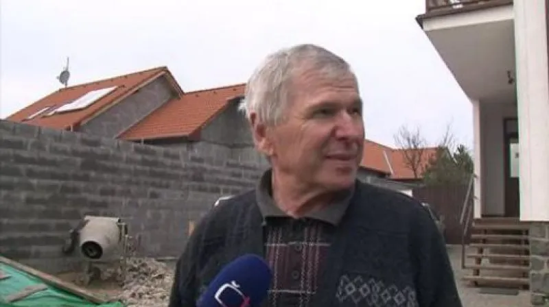 Sousedé a bratr dívky o události