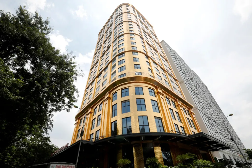V hlavním městě Hanoji otevřeli hotel pro náročné klienty, jehož exteriér i interiér jsou ze zlata