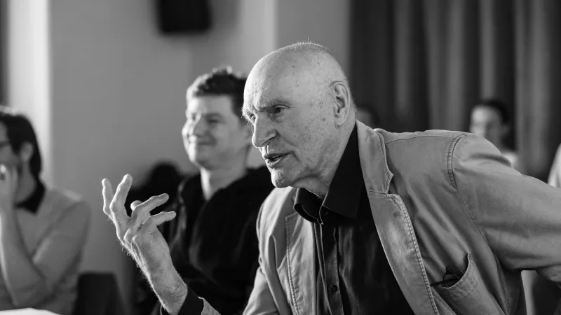 Martin Hilský při čtené zkoušce Othella na Letních shakespearovských slavnostech