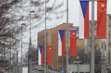 Prahou hýbou spory o čínské vlajky. Radnice vzdorují, muž je zkusil odřezat