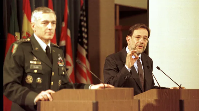 Generál Wesley Clark a generální tajemník NATO Javier Solana (25. 3. 1999)