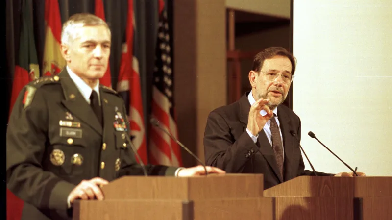 Generál Wesley Clark a generální tajemník NATO Javier Solana (25. 3. 1999)