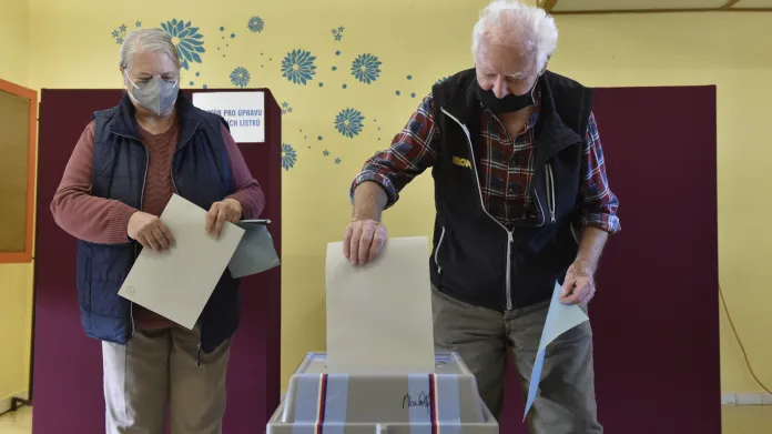 Hlasování ve volební místnosti v Moravské Nové Vsi