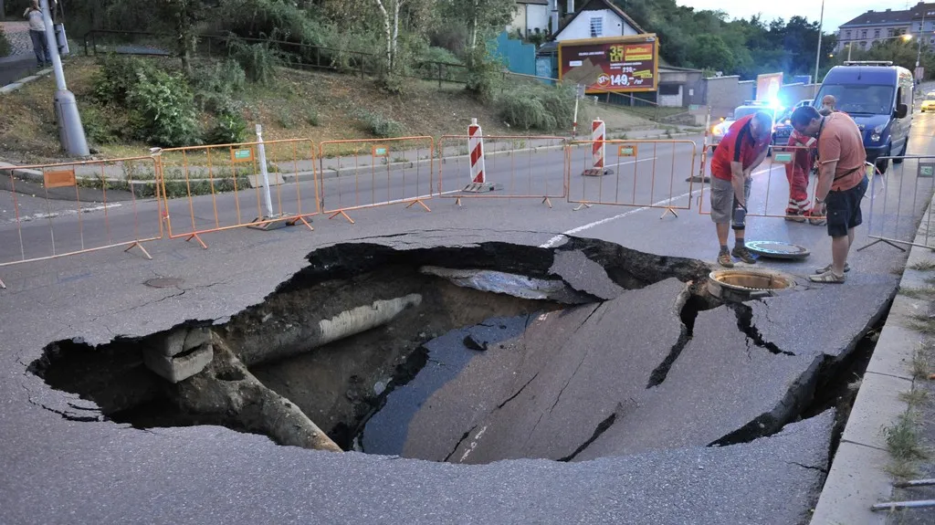 Propadlá vozovka v Prosecké ulici