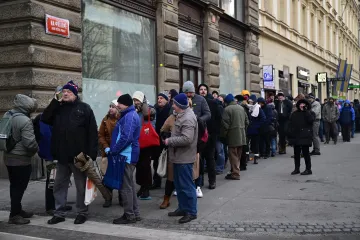 O pamětní tisícikorunu je velký zájem. V mrazech se čekalo v dlouhých frontách