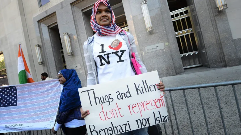 Muslimská dívka v New Yorku protestuje proti zabití amerického velvyslance