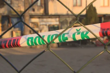 Při požáru baru v Liberci se zranilo 15 lidí, policisté pátrají po muži s kanystrem